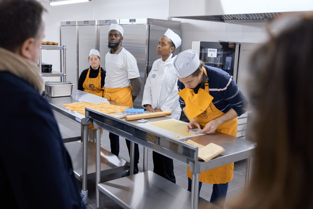 Nos équipes travailles sur une prestation de traiteur inclusive à destination de Paris. Ils sont tous les quatre en cuisine pour présenter leur savoir faire à des visiteurs externes.