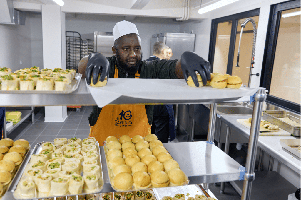 Un cuisinier En 10 Saveurs travaille sur notre prestation de traiteur Bois-colombes