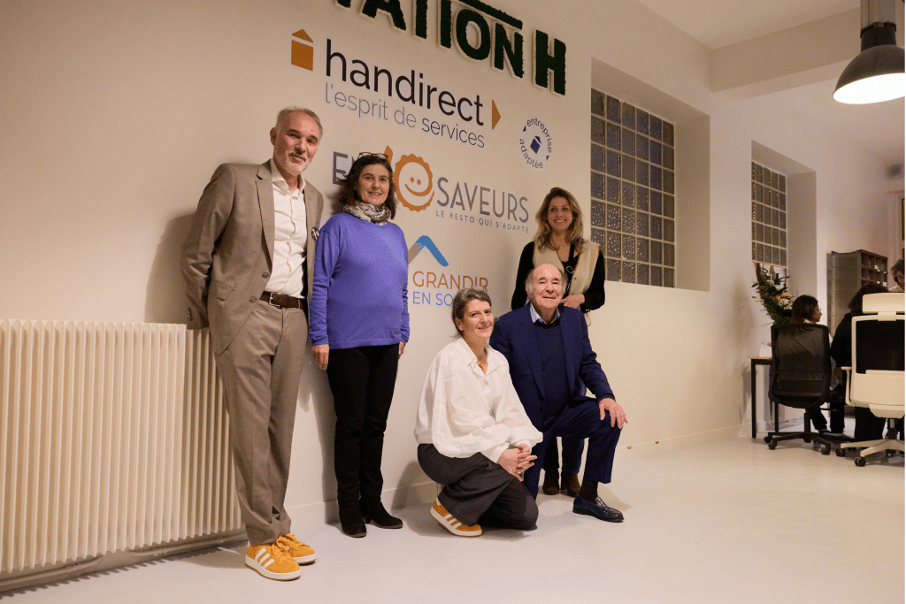 Les fondateurs d'En 10 Saveurs dans les locaux au siège de l'entreprise. Avec le maire de la ville et l'élue au handicap. L'objectif : montrer une union forte pour développer l'offre de restaurant d'entreprise à Paris