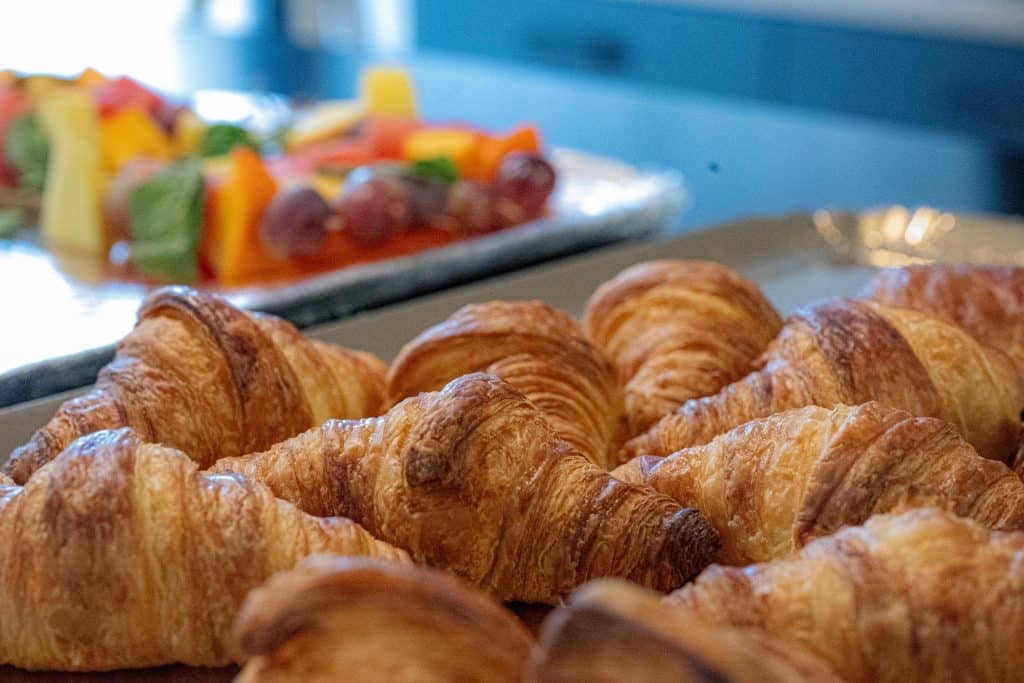 Croissants exposés dans une cantéria au moment du petit déjeuner